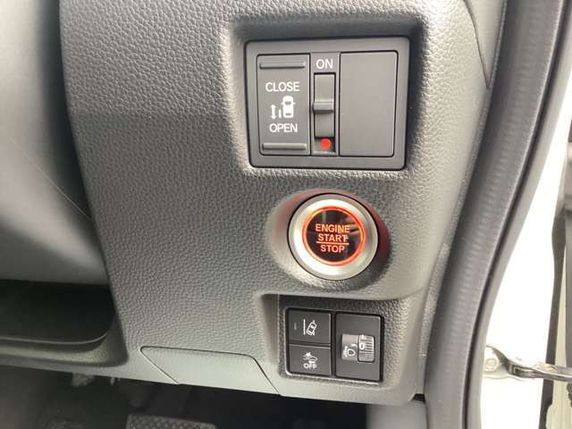 電動スライドドア装備！運転席よりボタン一つで開閉可能でございます。