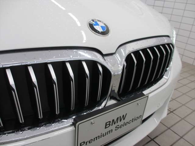 BMWの伝統的なヘッドライト・デザインは『コロナ・リング』と言われる左右4灯ヘッドライトをモチーフにしています。キドニーグリルと相まって、ひと目でBMWだとわかるデザインになっています。