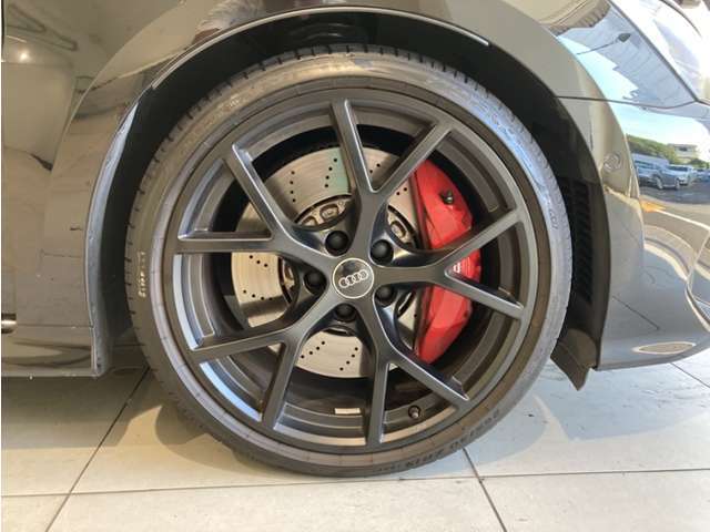 ここではお伝えしきれない装備や車両状態などの詳細をメールにてご説明させて頂きます。無料の《在庫お問合せ・お見積》ボタンをクリック頂くと、回答メールがお客様の元に届けられます！