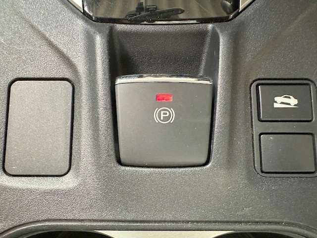 電動パーキングブレーキ搭載車です！従来のサイドブレーキや足踏み式のサイドブレーキの代わりとなるもので、指先の操作でパーキングブレーキの「作動と解除」が行うことができる装備です！