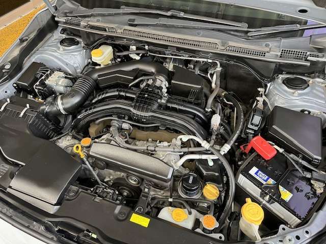 エンジンルームの状態もキレイで機関も良好です！当社では仕入時に90ヵ所以上の点検項目の確認や試乗も実施してます！問題のない車両を店頭にて販売しております！