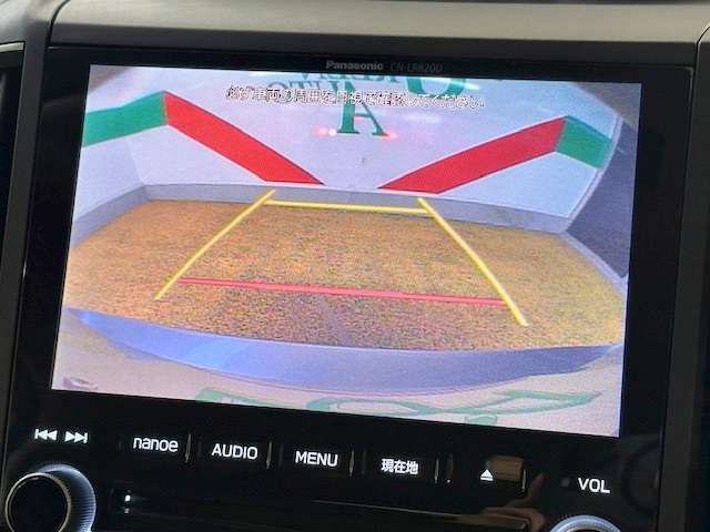 バックカメラがついて後方確認が簡単にできます！苦手としている車庫入れ等も安心して出来ますね！凄く需要の高い装備ですので、最初から付いていれば言う事なしですよね！？