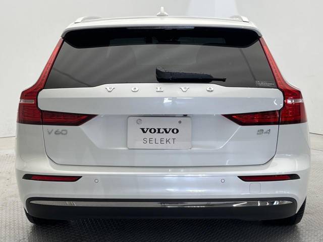 当店の認定中古車（VOLVO　APPROVED　CAR）はメーカー基準の車齢・走行に応じた内外装・機関の176項目もの項目に厳密な点検を実施。すべての基準を満たした自信を持ってお届けする中古車です。