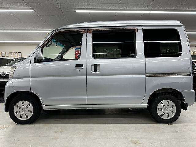 国産、輸入車を問わず提携工場にて熟練の整備士さんがしっかりご納車の整備をいたします。もちろん、ご納車後の修理や車検も承ります。お気軽にご相談下さい。
