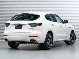 Levante　GT　Maserati　Pelle　Intrecciata　　330馬力（カタログ値）エルメネジルドゼニアインテリア・21インチヘリオスホイール。パノラマサンルーフ