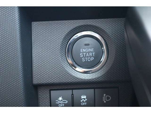 オートエアコン標準装備です。簡単操作で車内が設定した温度になるまで風量、吹き出し口を自動的に調整してくれます。いつでも快適な運転が楽しめます。