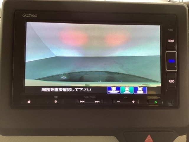 ギヤをR（バック）に入れるとナビの画面に後ろの映像が映るリアカメラ付です。後退時、コンディションが悪い視界でもカラーバックモニターがドライバーをサポートします。