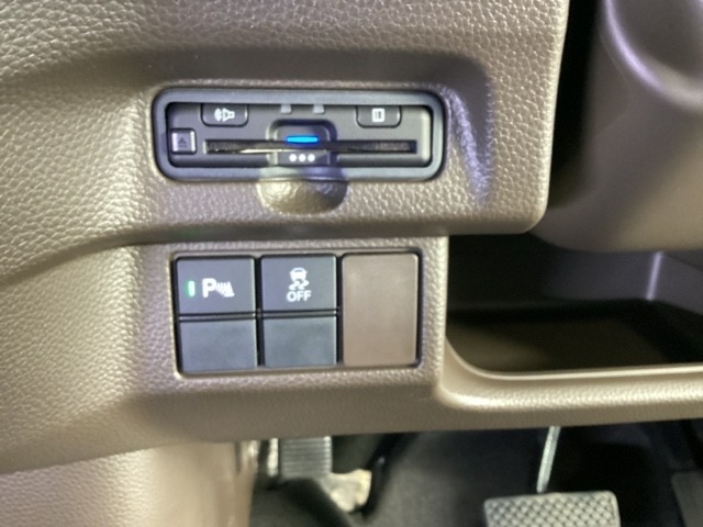ハンドルの左下にETCとHondaセンシング用のVSA（ABS＋TCS＋横滑り抑制）解除スイッチなどがついています。高速道路の料金所の通過も楽々です。　カードの取り出しもしやすい場所についています。