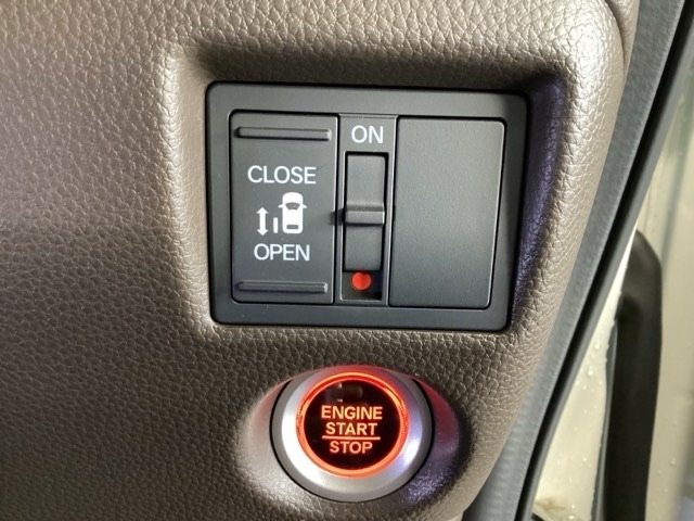 左側電動スライドドアは運転席からでも操作ができるように、ハンドル付近に開閉の操作スイッチが付いています。