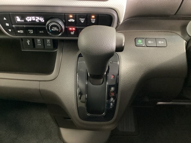 CVT車のセレクトレバーです。低速から高速まで、変速ショックのないスムーズな走りを実現するとともに、エンジン効率のよい領域を維持することで燃費にも貢献します。