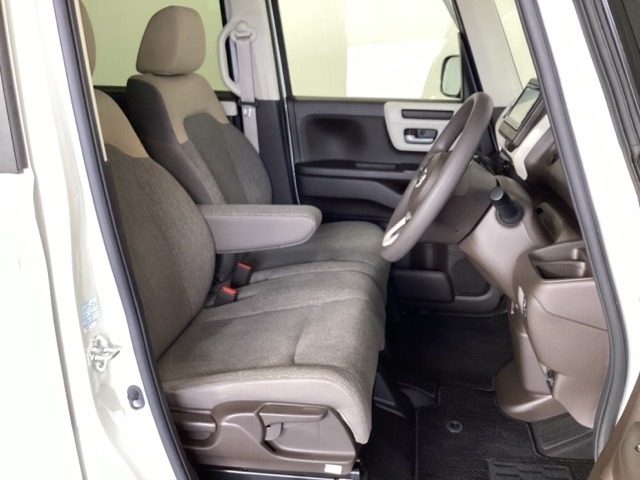 女性でも運転がしやすいように、シートの高さ調整機能（シートリフター）がついています。運転席と助手席の間が空いている為、助手席側への移動がスムーズです。交通量の多い道でも助手席側から乗り降りができます。