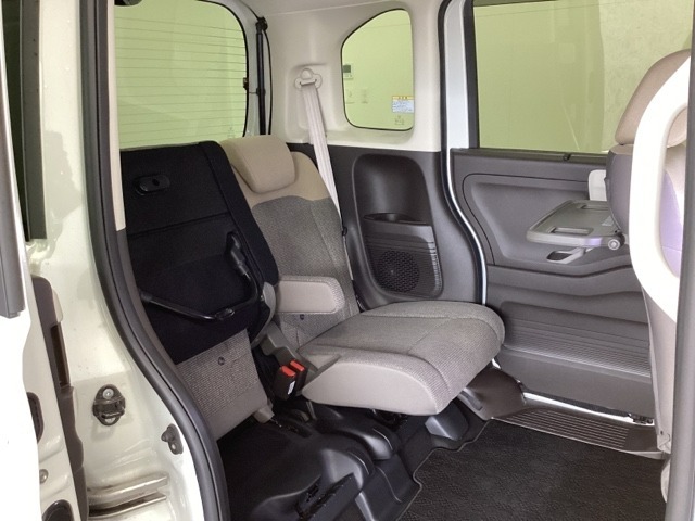 運転席助手席の後ろには、休憩時のちょっとした小物置きに使える「格納式のシートバックテーブル」を装備しています。また、シートの座面を跳ね上げて収納スペースを広くすることも可能です。