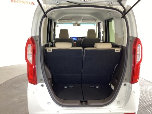 開口部も広く荷物の積み下ろしもしやすいお車となっております。シートの背もたれは5：5の割合で背もたれを可倒でき、前後のシートスライドもできるので荷室をひろげることができます。