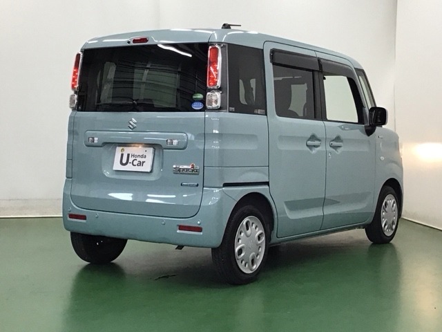 プライバシーガラスが装備されています。外を見るときには気にならずに、後方車両からは車内が見えにくくなってます