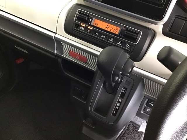 発進時から滑らかに加速する無段階変速のCVTはストップ/ゴーの多い街の中も快適です