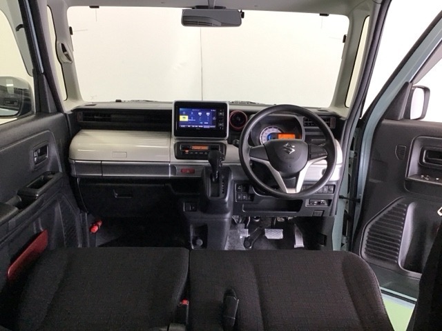 パーキングブレーキはフット式なので運転席と助手席の間はすっきり、移動も楽々です。さっと手が届く位置にATセレクトレバーやエアコンスイッチなどがあり操作性に優れています