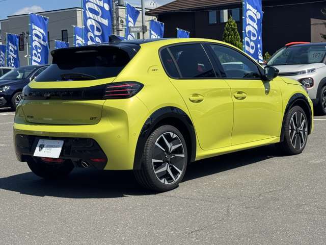 当社の納車前点検・サービスの内容は、車検点検・法定12ヶ月定期点検・油脂類の点検及び交換・バッテリーの点検及び交換等を行い、良好な状態にてご納車させていただきます。