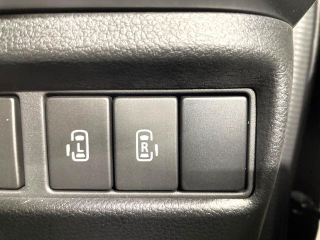 【両側パワースライドドア】スマートキーや運転席のスイッチで後席両側スライドドアの開閉が可能♪電動だから力を入れてドアを開ける必要が無く、小さなお子様でも簡単に開け閉めでき快適です♪
