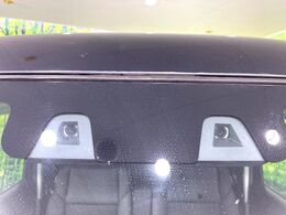 【デュアルカメラブレーキサポート】走行中に前方の車両等を認識し、衝突しそうな時は警報とブレーキで衝突回避と被害軽減をアシスト。より安全にドライブをお楽しみいただけます。