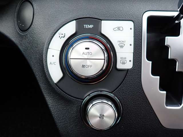 AUTOエアコンです！車内の温度調節も自動です☆