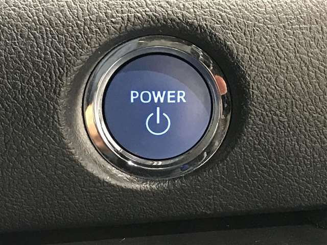 エンジンスタートスイッチです。キーが車内にあれば、エンジンの始動や停止はスイッチを押すだけ！キーを取り出す手間を省き、ワンプッシュで操作できるので簡単でスムーズです。