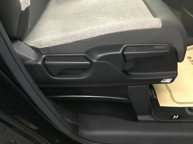 手動のレバーを使って、シートの高さや背もたれの角度を変えることができます。