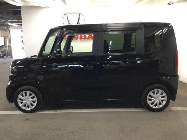 狭い駐車場でも、スライドドアならチャイルドシートへのお子さまの乗降や荷物の積載もスムーズ。