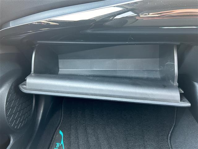 【グローブボックス】車検証ケースや、日頃使う小物類の収納に便利ですね！