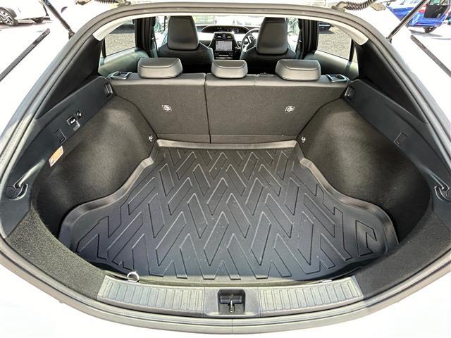 【トランク】積み込みやすくて、たっぷり積める荷室です。シートアレンジできるものは、乗車人数と荷物の量や大きさによってシートを動かすことができるので、より快適なドライブが可能です！
