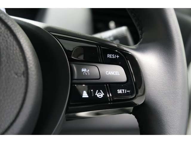 Hondaセンシングの機能のひとつ、アダプティブクルーズコントロール付！アクセルから足を離しても設定したスピードと前車との車間を保ち走行してくれます！車線維持もアシスト☆高速道路で疲労軽減ですね☆