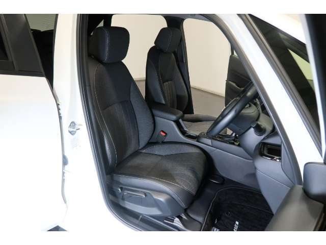 すわり心地の良い運転席・助手席です。長時間のドライブの疲れ軽減に貢献します。どうぞ快適なドライブを♪