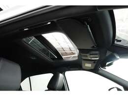 電動パノラマサンルーフ