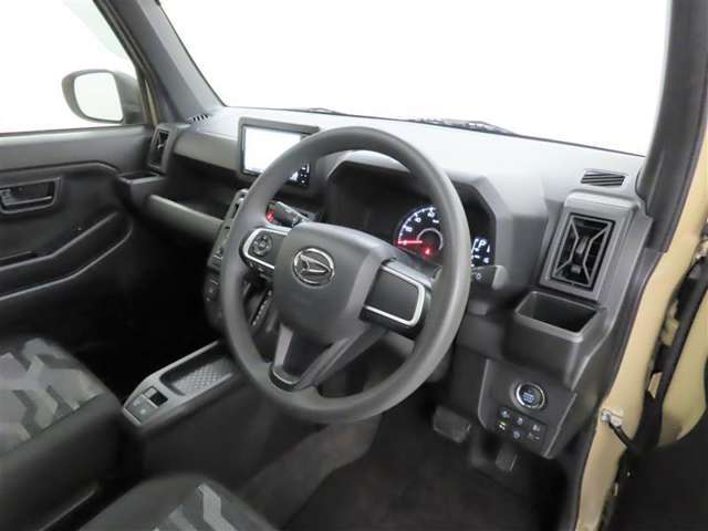 シンプルで使いやすいデザインの運転席です。