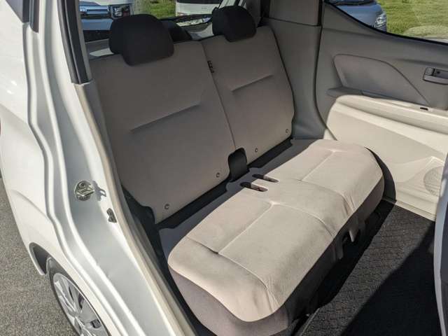 ★リアシート★綺麗・清潔に仕上げております♪内装の綺麗なお車は気持ちが良いですし、コンディションのいい車が多いです。前のユーザーが丁寧に使っていた証拠です(^^)