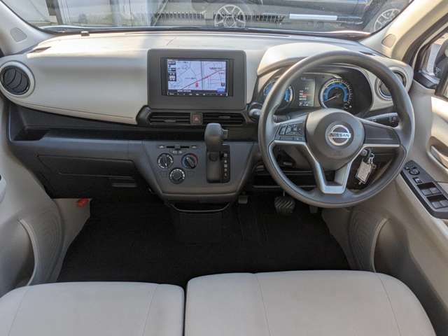 ★インパネ廻り★もちろん大きな傷も御座いません☆安心して運転できるように両席エアバック搭載しております！！軽自動車とは思えない程広く足を伸ばせます！！是非一度試乗はいかがですか？(＃^.^＃)