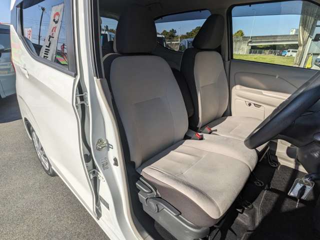 ★フロントシート★綺麗・清潔に仕上げております♪シートは厚めのクッションですのでゆったり座れます(^^)