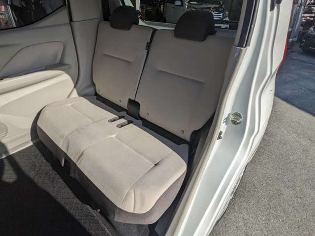 ★リアシート★綺麗・清潔に仕上げております♪内装の綺麗なお車は気持ちが良いですし、コンディションのいい車が多いです。前のユーザーが丁寧に使っていた証拠です(^^)