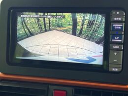 【バックカメラ】駐車時に後方がリアルタイム映像で確認できます。大型商業施設や立体駐車場での駐車時や、夜間のバック時に大活躍！運転スキルに関わらず、今や必須となった装備のひとつです！