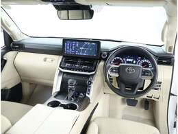 デザインもよく、居心地のよい運転席ですね。分かりやすいスイッチ類ですから操作もしやすく運転をサポートします。ぜひご来店いただき、実際にお座りいただいてステアリングを握ってみてください！