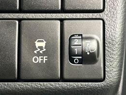 【横滑り防止装置】車両の横滑りを感知すると、自動的に車両の進行方向を保つように車両を制御します。雨の日など滑りやすい路面状況でも安全な運転が可能です。