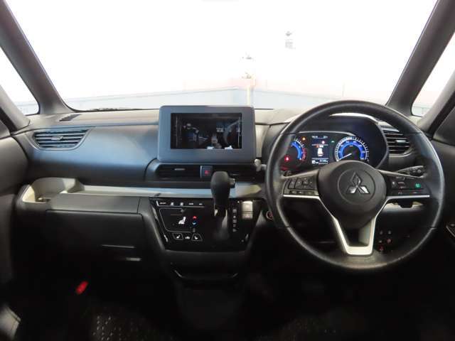 シフトレバーをダッシュパネルセンターに装備。運転席、助手席の足元すっきり！