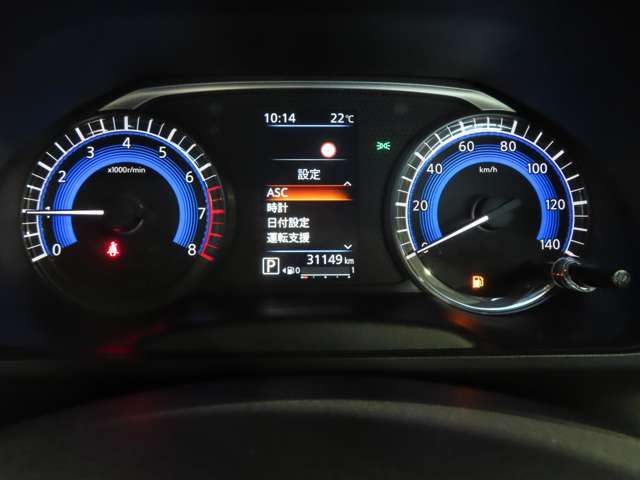 明るく光って高級感を演出するハイコントラストメーター☆スポーティーで視認性もグッドです☆メーター中央の液晶ディスプレイには多彩な走行情報や環境情報を表示してドライバーをサポートします☆