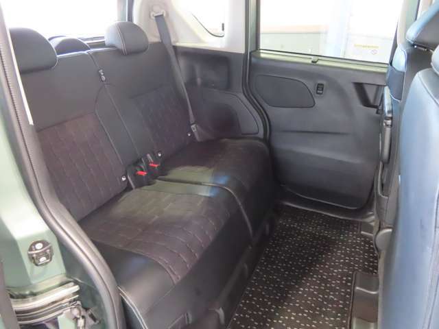 リアシートもゆったり広々。左右分割でリクライニング＆大型スライドできます！