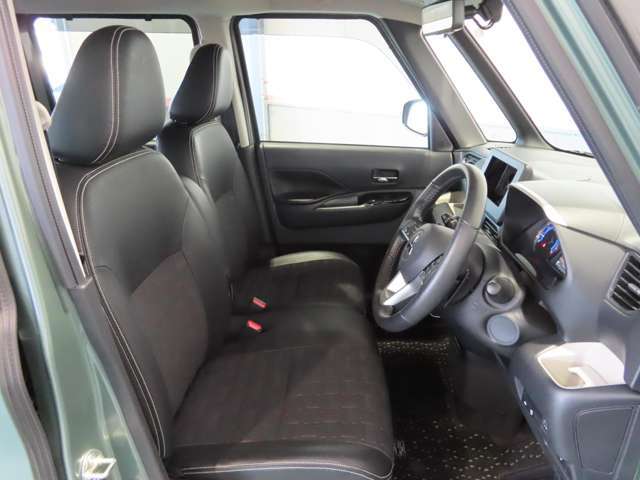 大きなベンチシートで足元もヒロビロ■大型シートで座り心地は快適♪中央にはアームレストが付いてゆったりドライブ♪　シートヒーター（運転席＆助手席）装備(*^-^*)