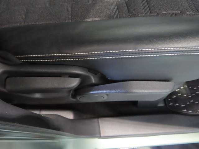 運転席にはレバーでシート高さを調節できるハイトアジャスターを装備☆、体格に合わせたポジションを設定できます。