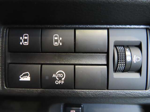 スライドドア開閉スイッチなどは右手で操作しやすい位置に配置されています！！