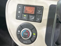 【オートエアコン】一度お好みの温度に設定すれば、車内の温度を検知し風量や温度を自動で調整。暑い…寒い…と何度もスイッチ操作をする必要はありません。快適な車内空間には必須の機能ですね♪