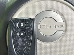 【キーレス】少し離れた場所からでもボタン一つでドアの開錠・施錠ができるのでとっても便利！ドアの鍵穴周りに傷をつけることもありません♪