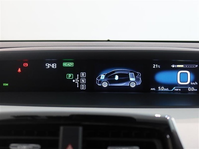 大きな表示で見やすいデジタルメーターとインフォメーションです。