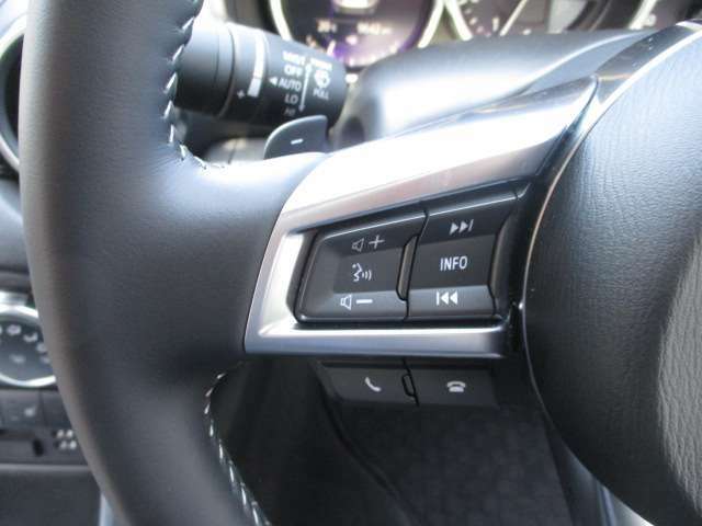 ステアリングに装備されているスイッチ類は、運転中のハンズフリー通話やオーディオ操作を可能にします！これでお気に入りの音楽をいつでも簡単に流すことが出来ますね！